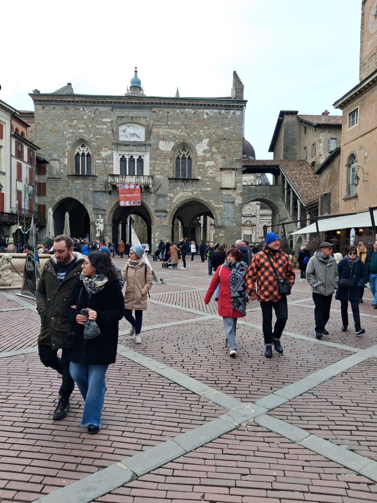 ringraziamenti, immagine simbolica cuori colorati di carta